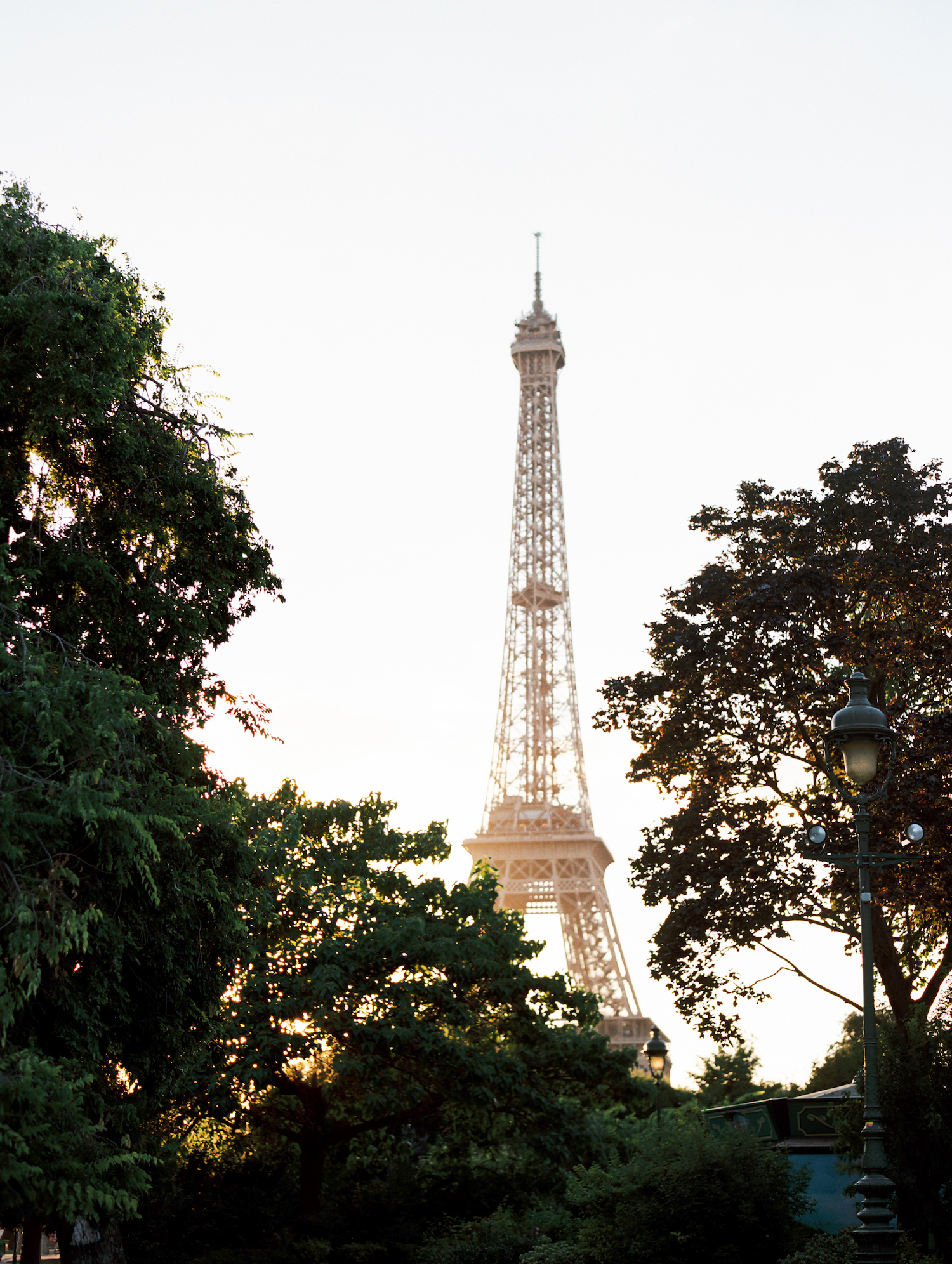 image of the eiffel tower at sunset in Paris, France